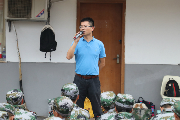 文学院细节决定成败文学院党委副书记熊剑峰为军训新生作演讲